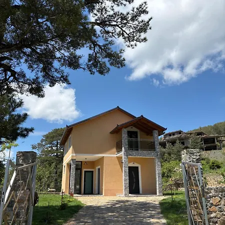 Bujtina Halili Two Bedrooms ヴィラ