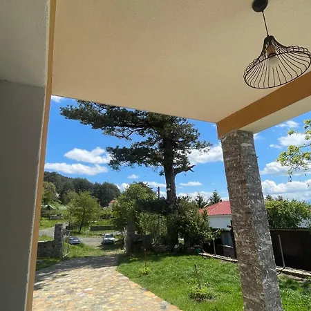 Bujtina Halili Two Bedrooms וילה Gjinar